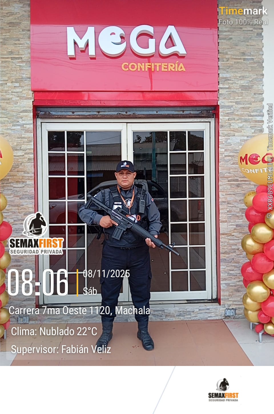 Oficial Semaxfirst Cía. Ltda. en apertura de Mega Confitería con seguridad en inauguración