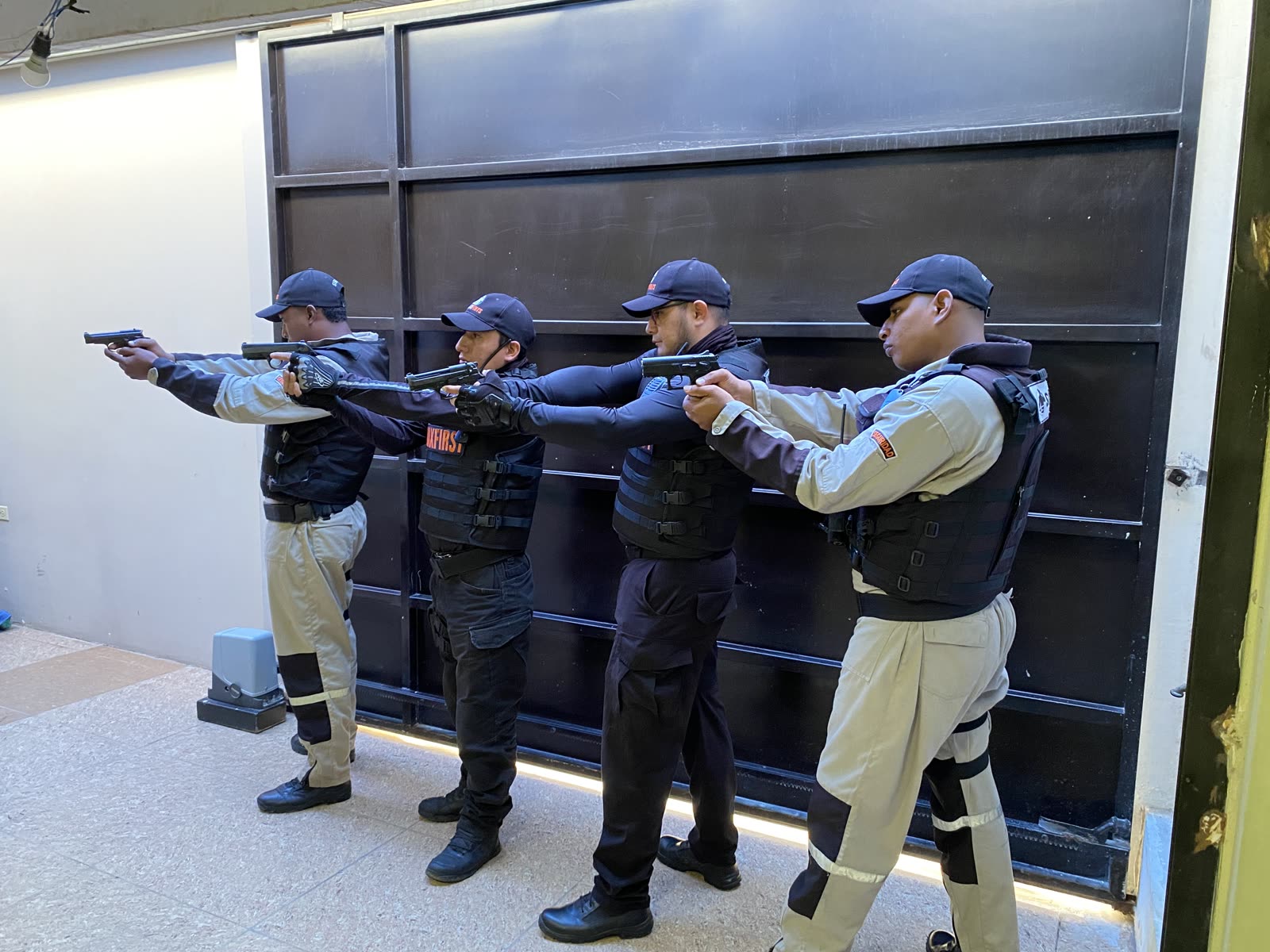 Equipo Semaxfirst Cía. Ltda. en entrenamiento táctico de tiro