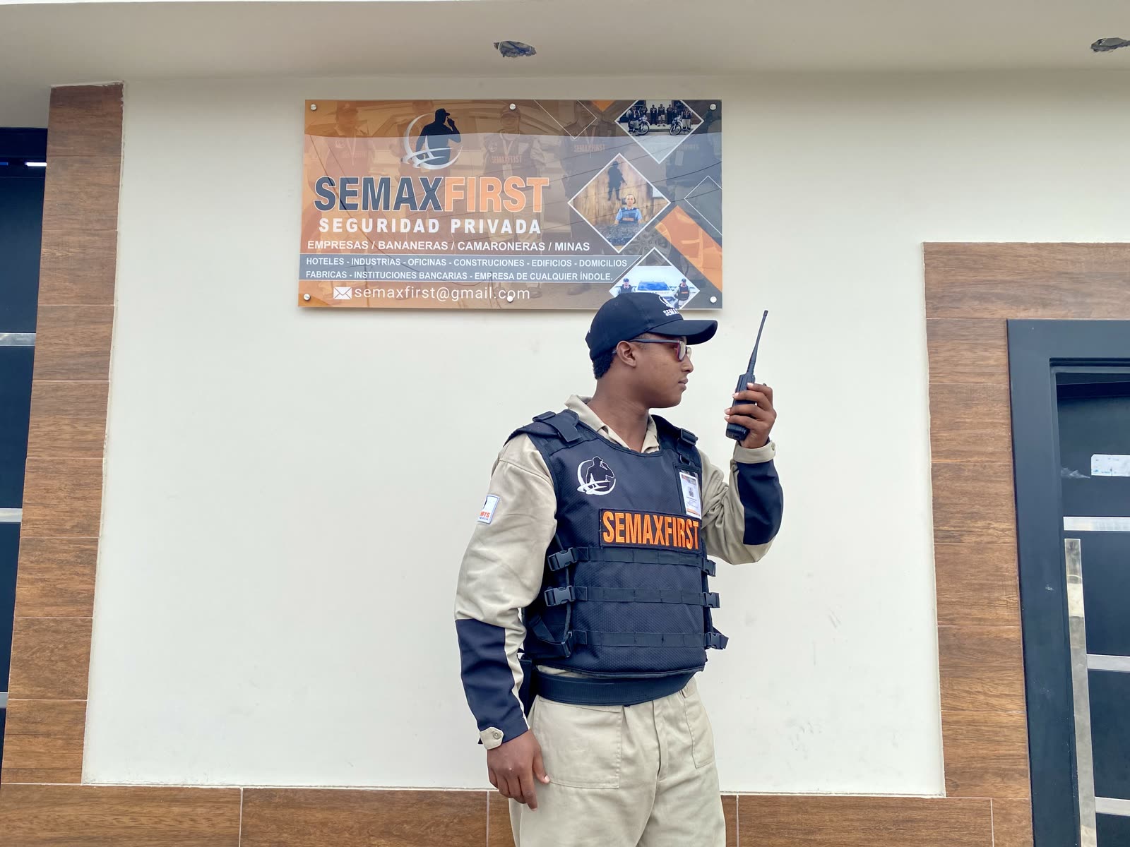 Supervisor Semaxfirst Cía. Ltda. coordinando por radio