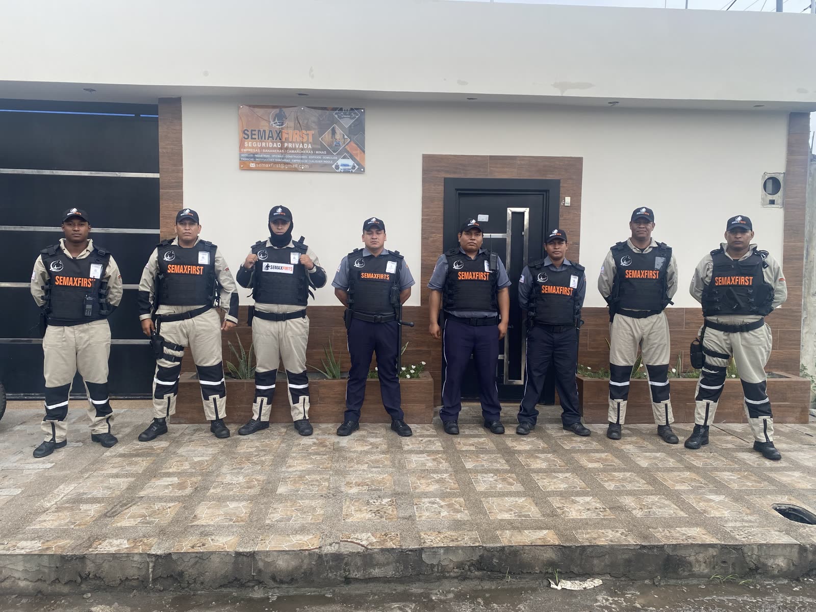 Formación de ocho guardias Semaxfirst Cía. Ltda. alineados en base operativa