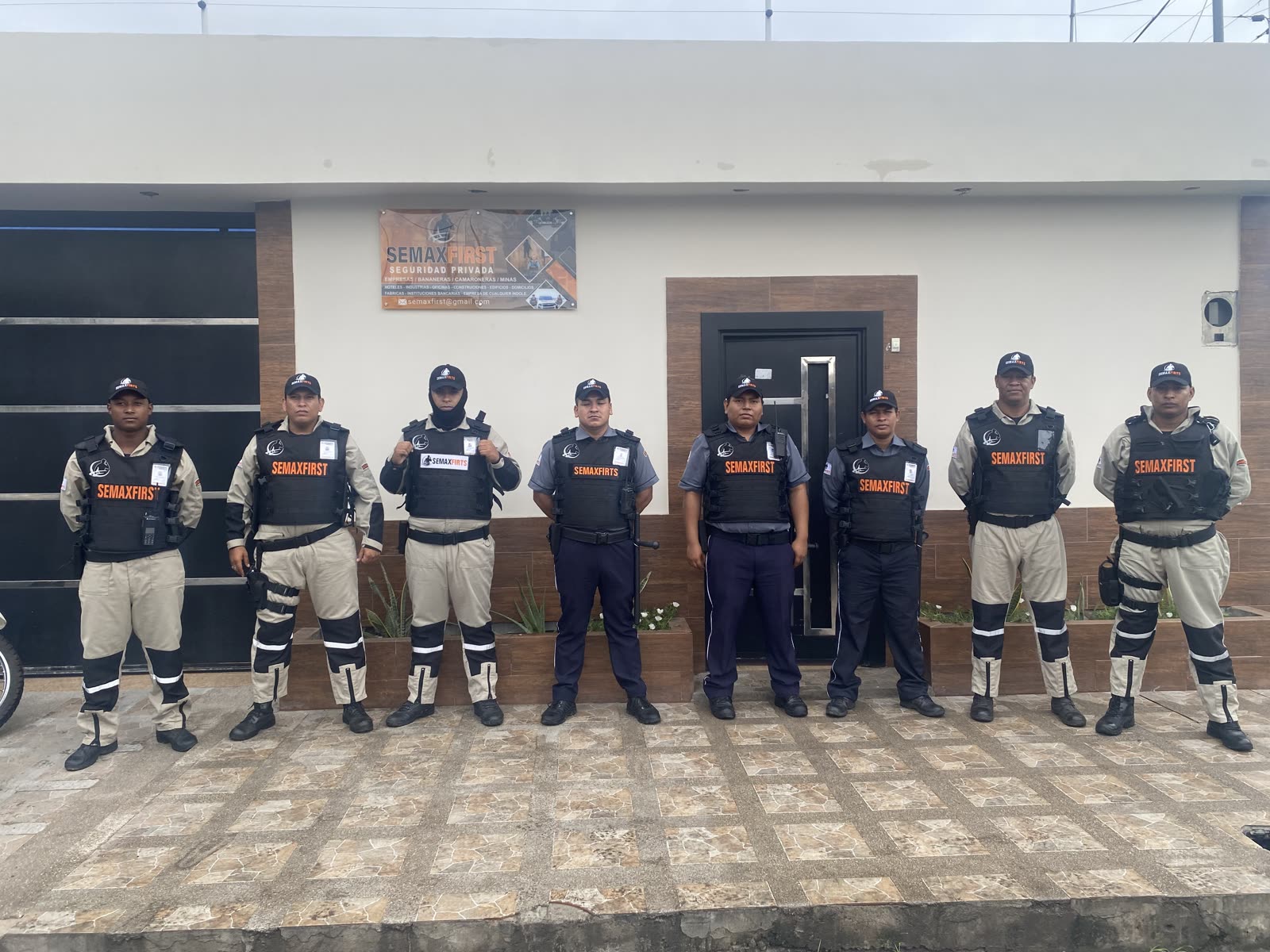 Formación completa del equipo Semaxfirst Cía. Ltda. en base operativa