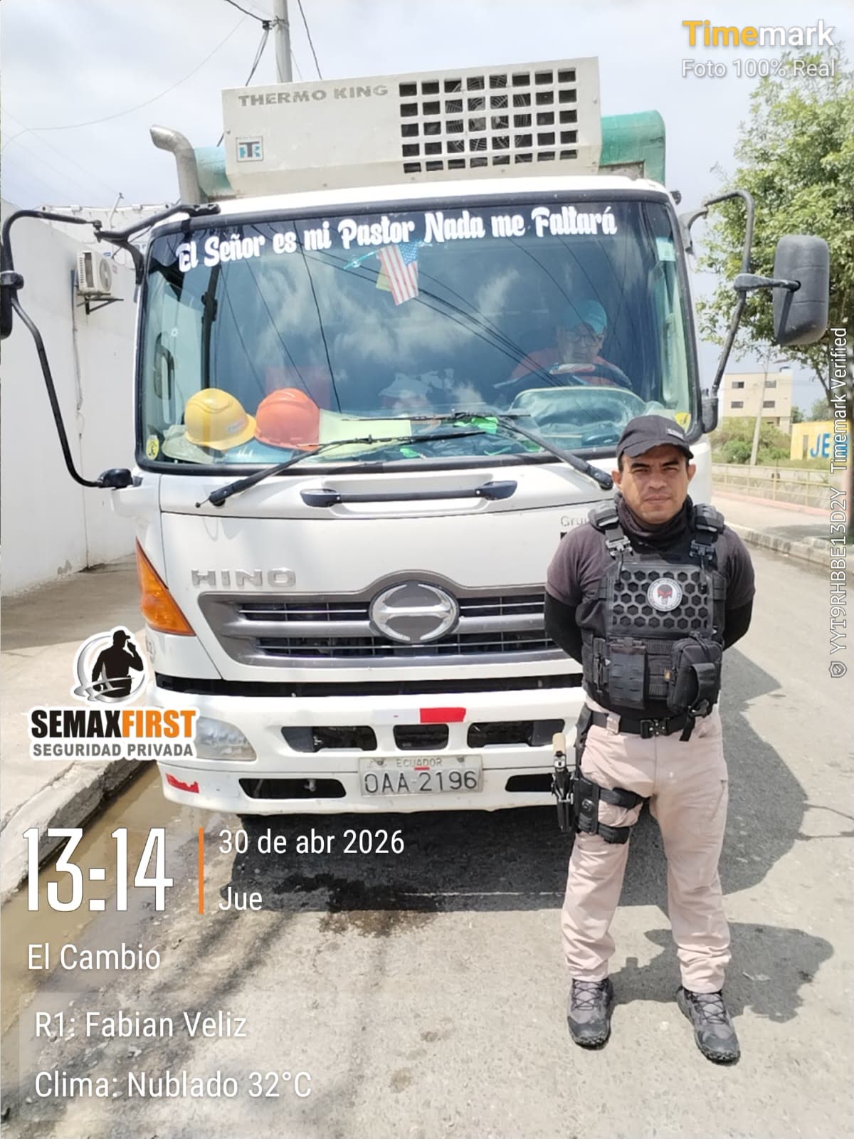 Custodia de camión Hino con escolta Semaxfirst Cía. Ltda.