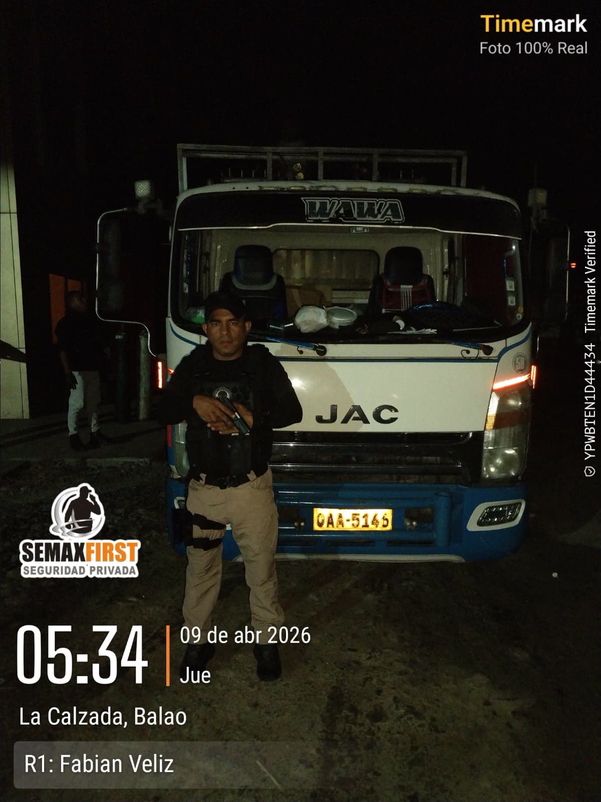 Custodia nocturna de camión JAC en ruta logística