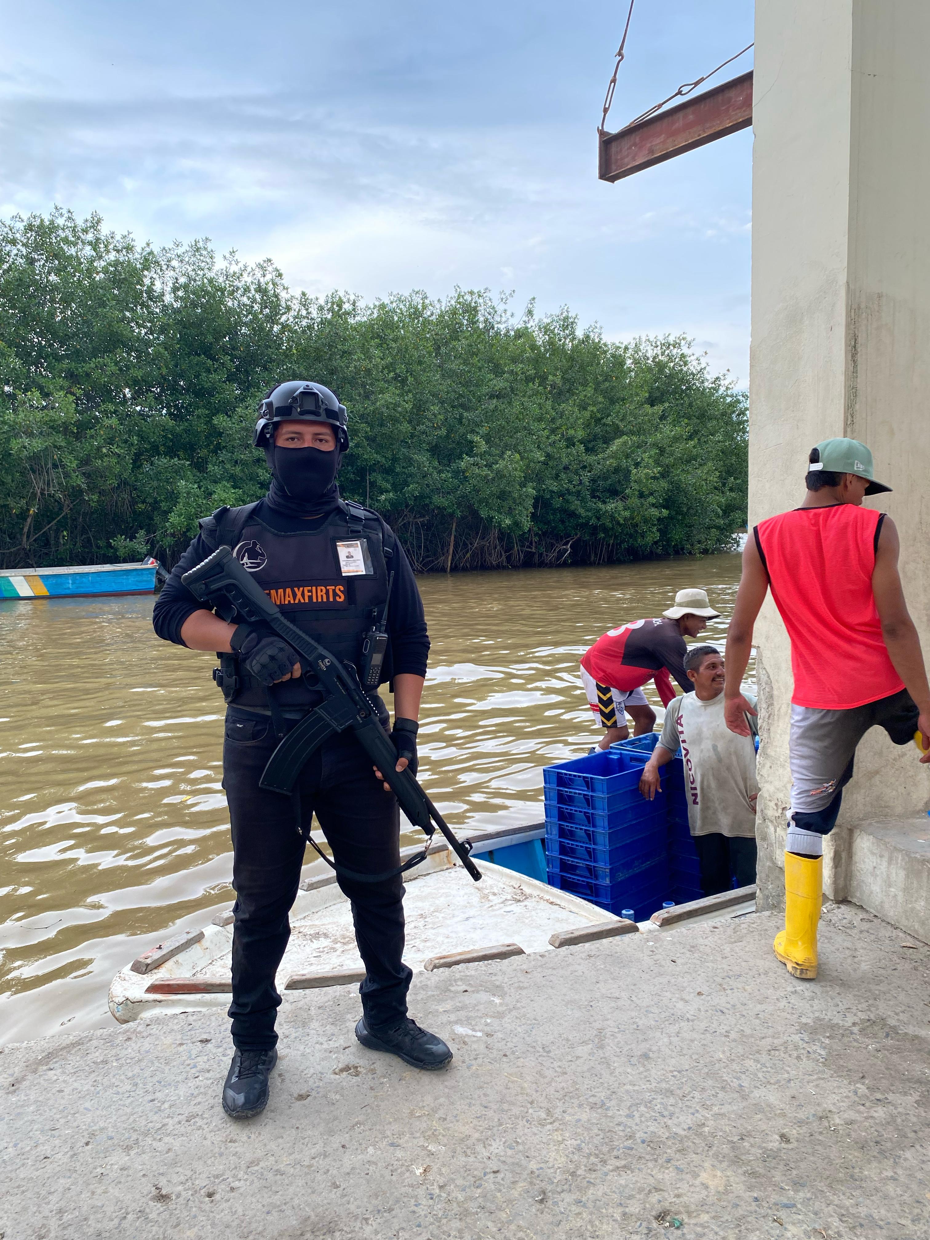 Oficial táctico Semaxfirst Cía. Ltda. protegiendo operación camaronera junto al muelle